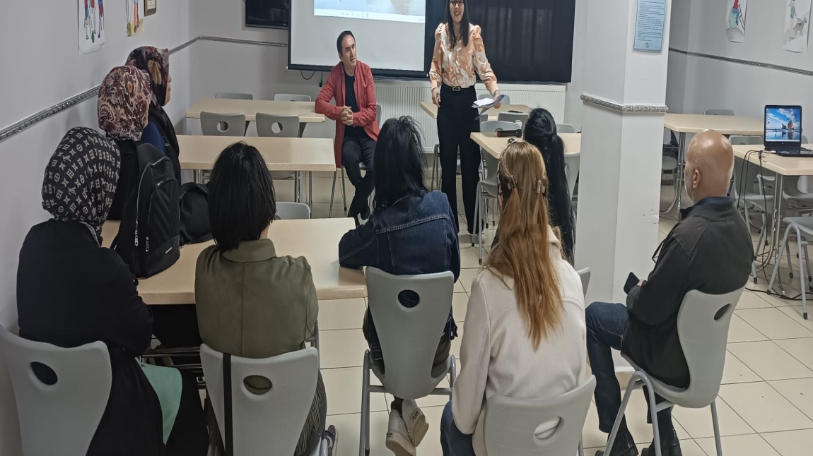 Okul Hemşiresi Epilepsi, Bulaşıcı Hastalıklar ve Okul Hemşiresinin görev ve sorumlulukları hakkında velilerimizi bilgilendirdi.